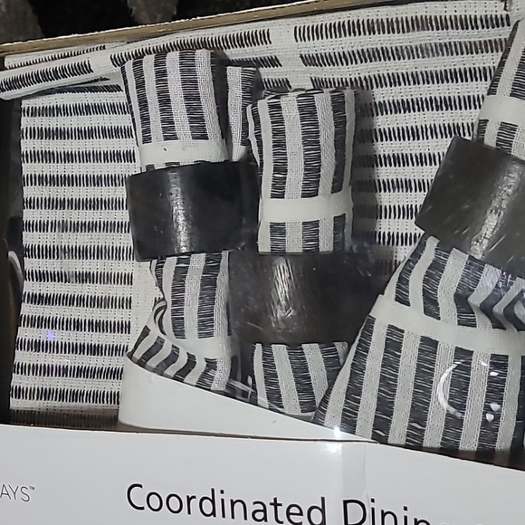 COORDINATED DINING SET BLACK & WHITE 1-RUNNER 4- RINGS 4- PLACEMATS 4- NAPKINS - Picture 3 of 11